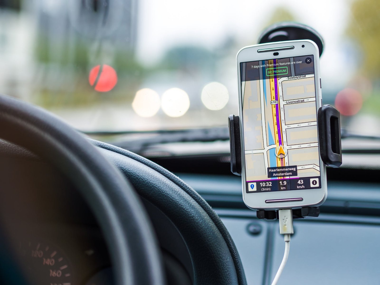 GPS vs. Smartphone in 2026: The Brutally Honest Guide for Travelers